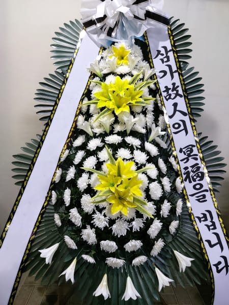 가족분들이 선호하는 깔끔한 근조화환
