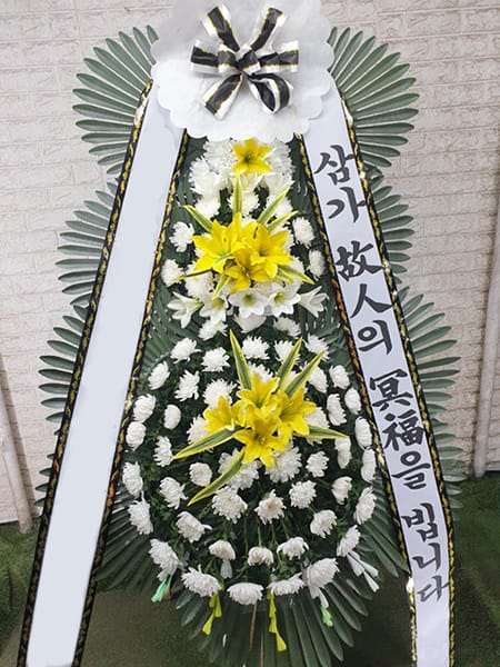 풍성하고 정갈한 디자인의 3단 화환